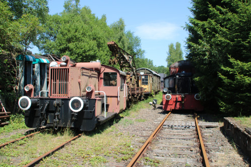 322 172 und 310 881 stehen im Dampflokmuseum Hermeskeil, aufgenommen am 06.07.2017.