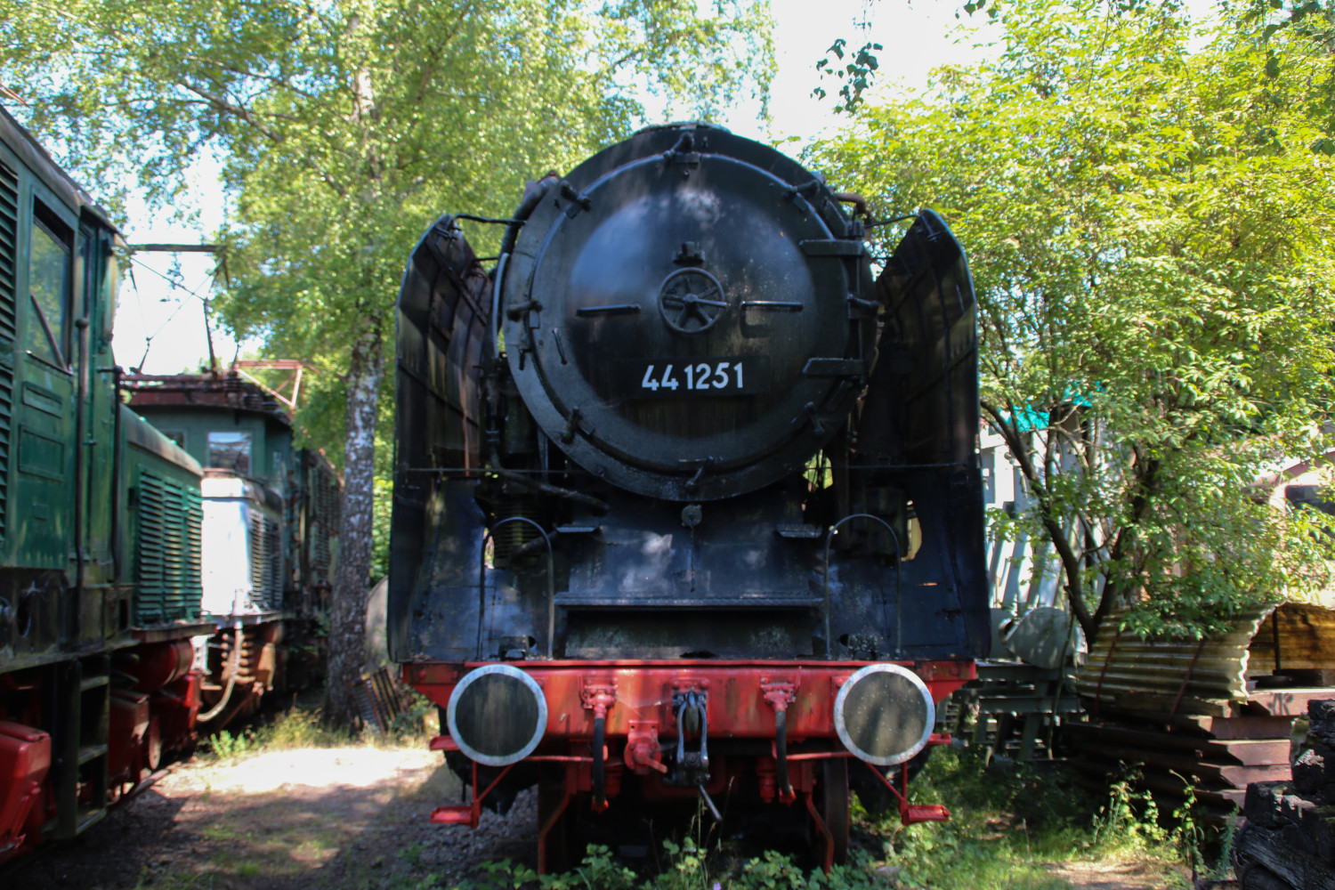 44 1251 steht im Dampflokmuseum Hermeskeil, aufgenommen am 06.07.2017.