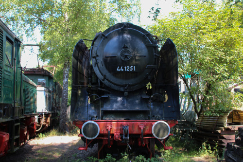 44 1251 steht im Dampflokmuseum Hermeskeil, aufgenommen am 06.07.2017.