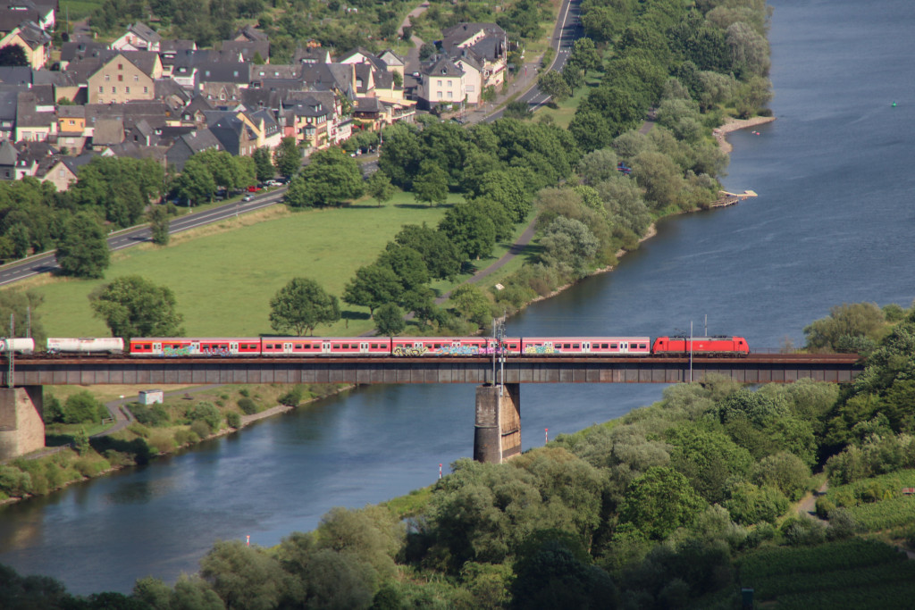 Eine 185 mit x-Wagen überquert die Moselbrücke bei Ediger-Eller auf der Moselstrecke, aufgenommen am 05.07.2017.