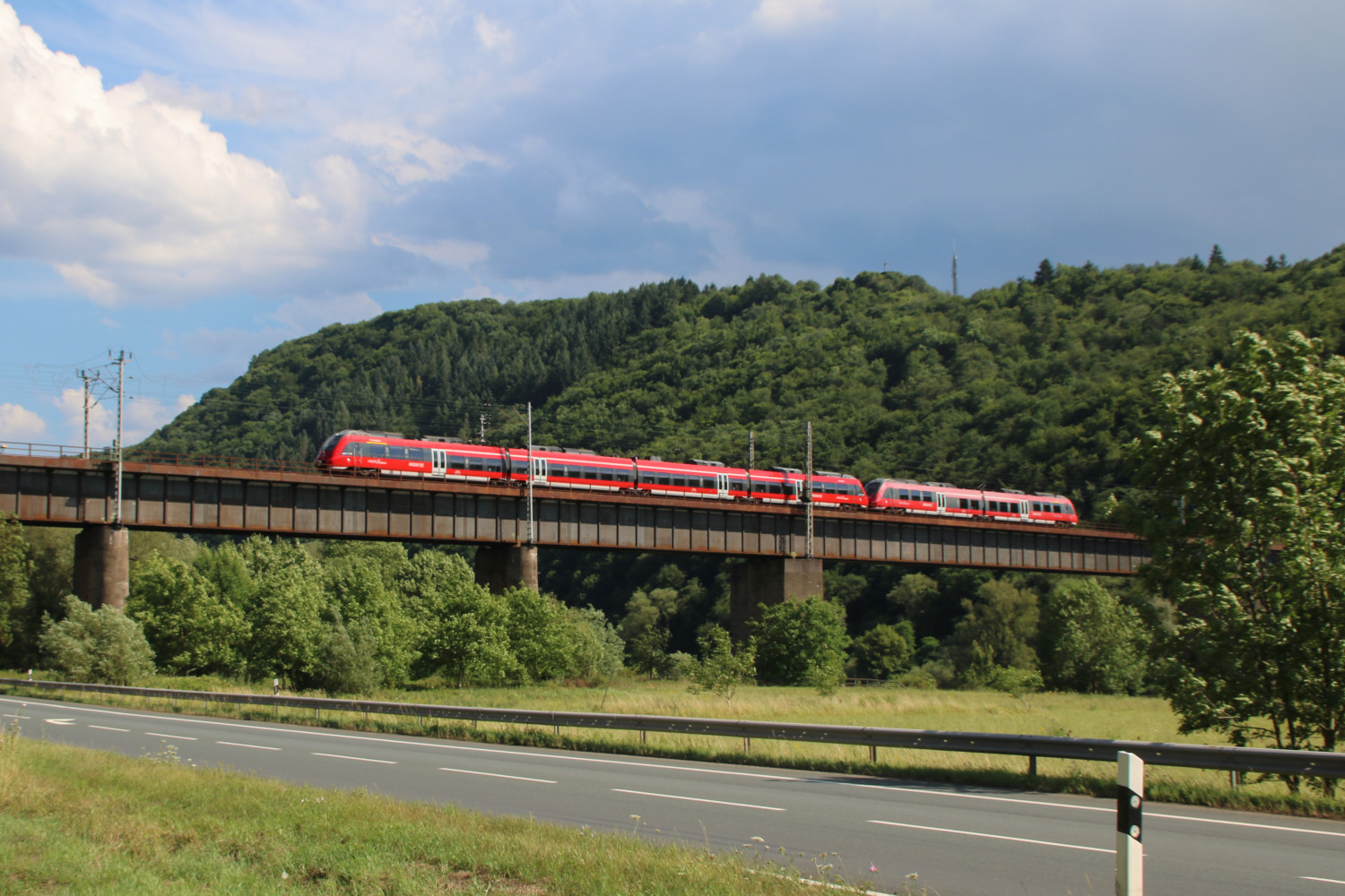Zwei Triebzüge der Baureihe 442 überqueren die Moselbrücke bei Ediger-Eller auf der Moselstrecke, aufgenommen am 07.07.2017.
