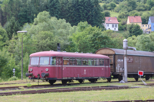 996 748 steht im Bahnbetriebswerk in Gerolstein, aufgenommen am 08.07.2017.
