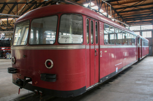 995 295 und 795 256 stehen im Lokschuppen in Gerolstein, aufgenommen am 08.07.2017.