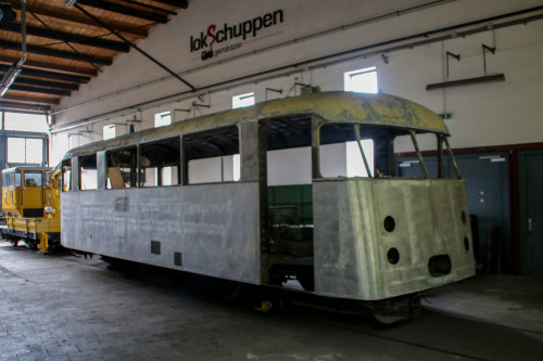 Vorserienschienenbus VT95 906, später 724 001 steht im Lokschuppen in Gerolstein, aufgenommen am 08.07.2017.