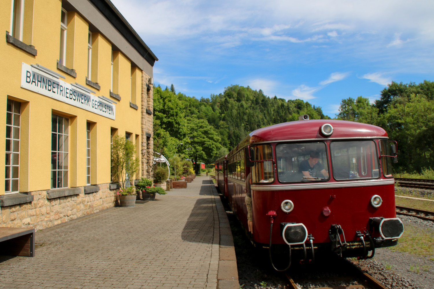 796 785, 998 863 und 796 784 stehen am Museumsbahnstein im Bahnbetriebswerk in Gerolstein, aufgenommen am 08.07.2017.