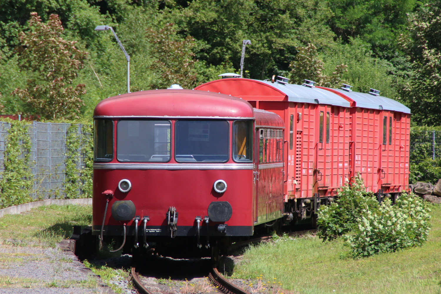 998 171 und 998 271 stehen im Bahnbetriebswerk Gerolstein, aufgenommen am 08.07.2017.