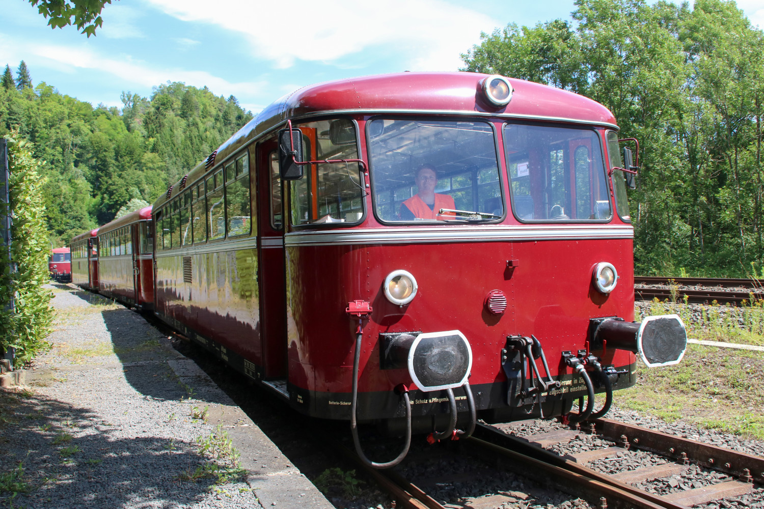 796 785, 998 863 und 796 785 rangieren im Bahnbetriebswerk in Gerolstein, aufgenommen am 08.07.2017.