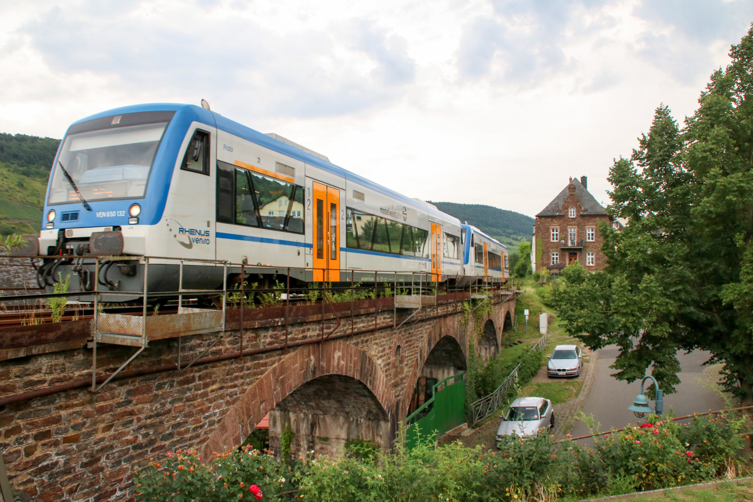 650 132 und 650 131 überqueren ein Viadukt in Reil auf der Moselweinbahn, aufgenommen am 09.07.2017.