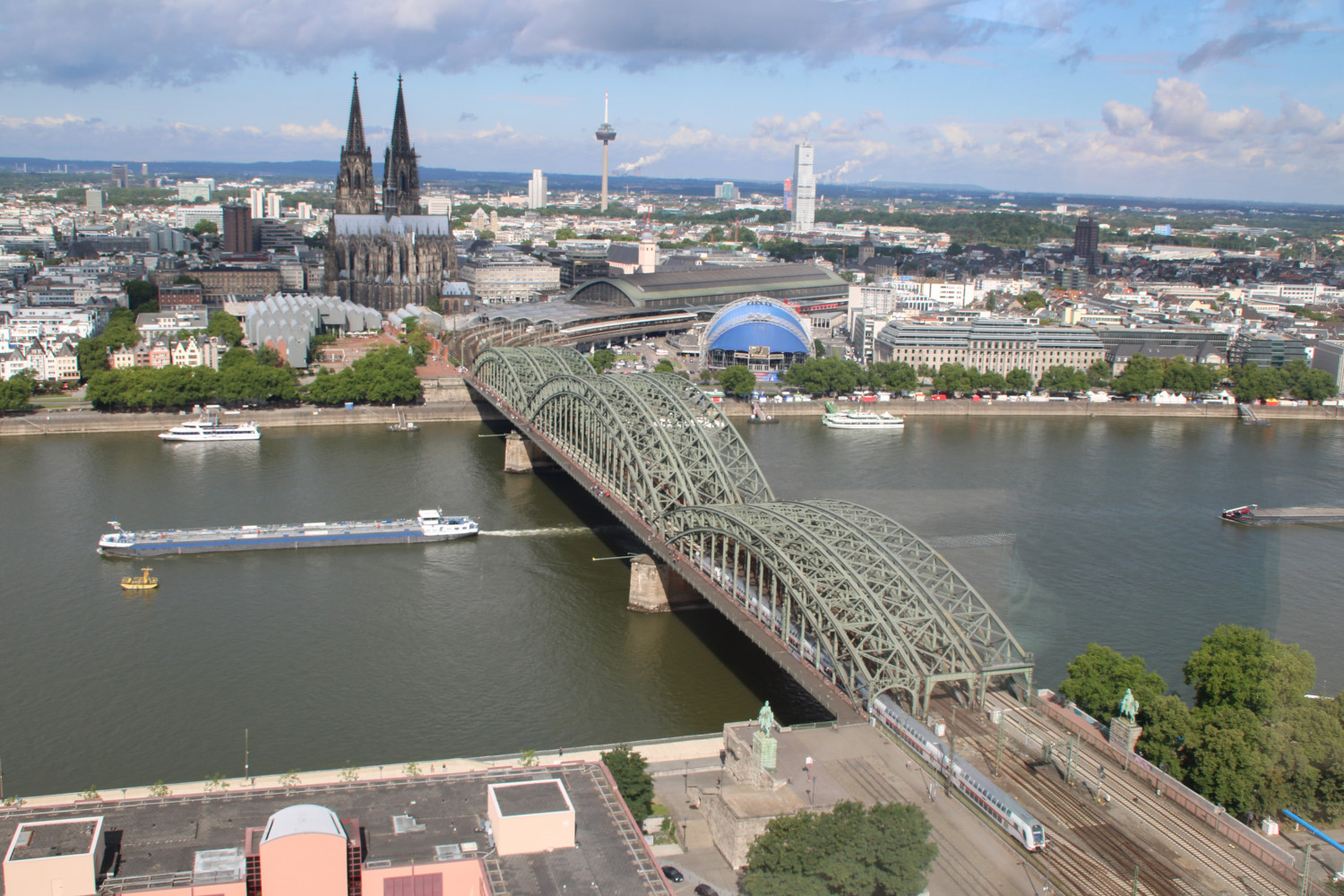 Ein IC2 überquert die Hohenzollernbrücke in Köln, aufgenommen am 23.07.2017.