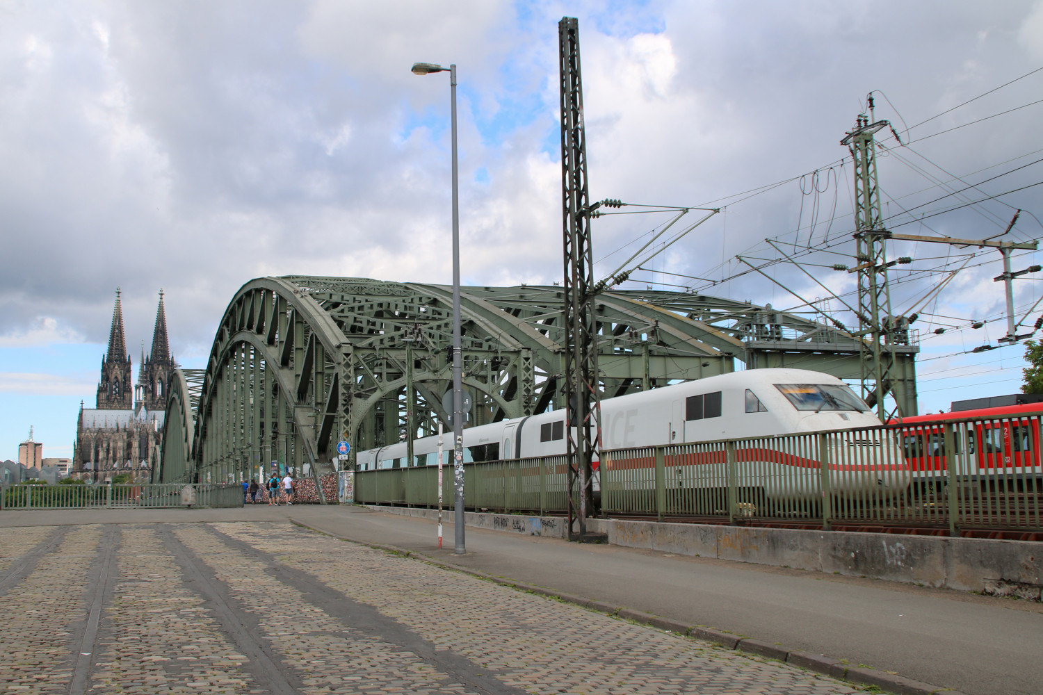 402 022 überquert die Hohenzollernbrücke in Köln, aufgenommen am 23.07.2017.