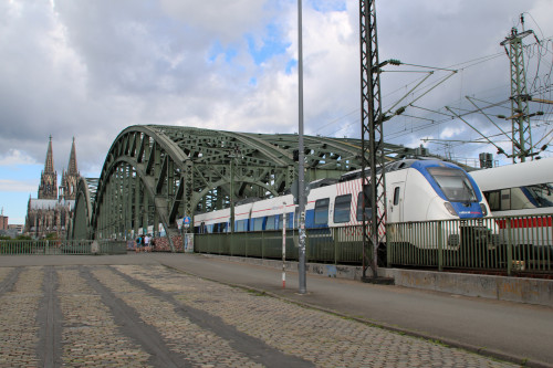 Ein TALENT2 von National Express überquert die Hohenzollernbrücke in Köln, aufgenommen am 23.07.2017.