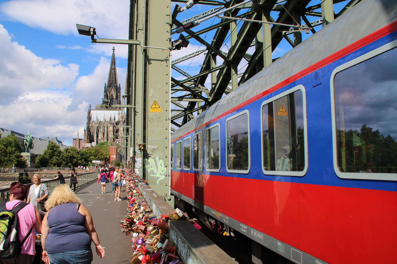 Der Hamburg-Köln-Express (HKX) überquert die Hohenzollernbrücke in Köln, aufgenommen am 23.07.2017.