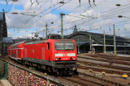 143 168 verlässt den Kölner Hauptbahnhof, aufgenommen am 23.07.2017.