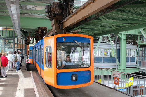 GTW13 wendet in der Station Vohwinkel auf der Wuppertaler Schwebebahn, aufgenommen am 23.07.2017.