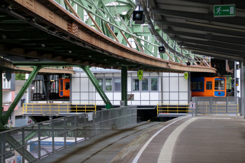GTW9 in der Wendeschleife der Station Oberbarmen auf der Wuppertaler Schwebebahn, aufgenommen am 23.07.2017.