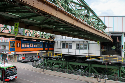 GTW9 in der Station Oberbarmen auf der Wuppertaler Schwebebahn, aufgenommen am 23.07.2017.