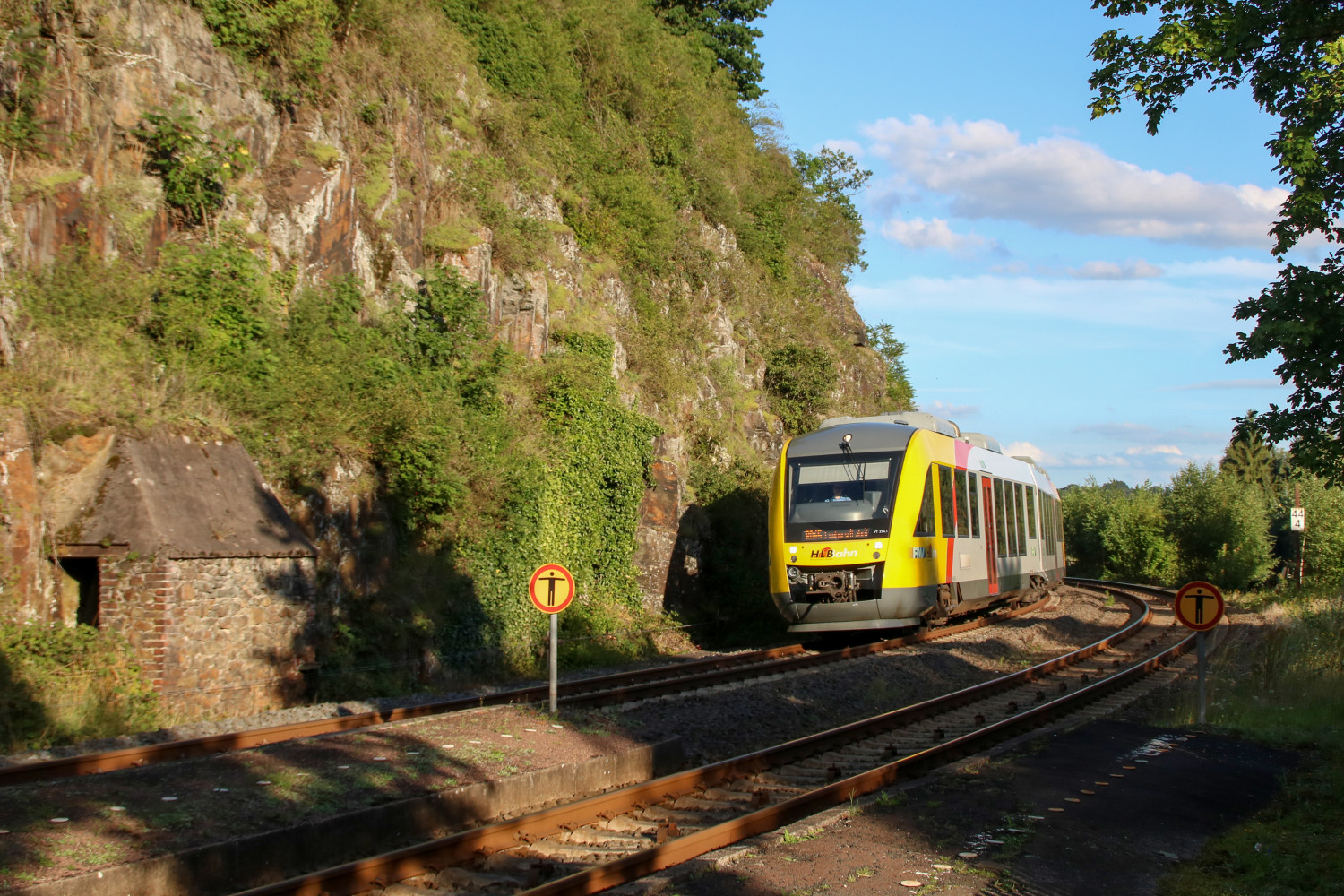 Ein LINT der HLB kurz vor dem Haltepunkt Runkel auf der Lahntalbahn, aufgenommen am 29.07.2017.