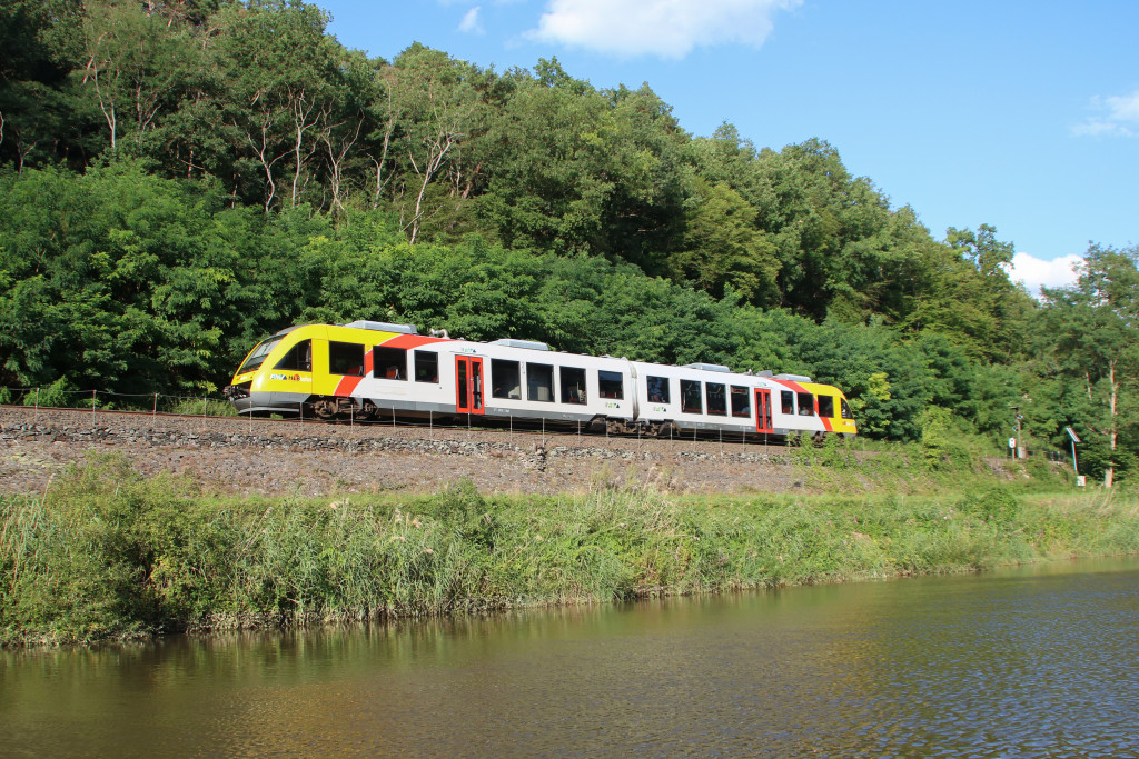 Ein LINT der HLB bei Villmar auf der Lahnalbahn, aufgenommen am 30.07.2017.