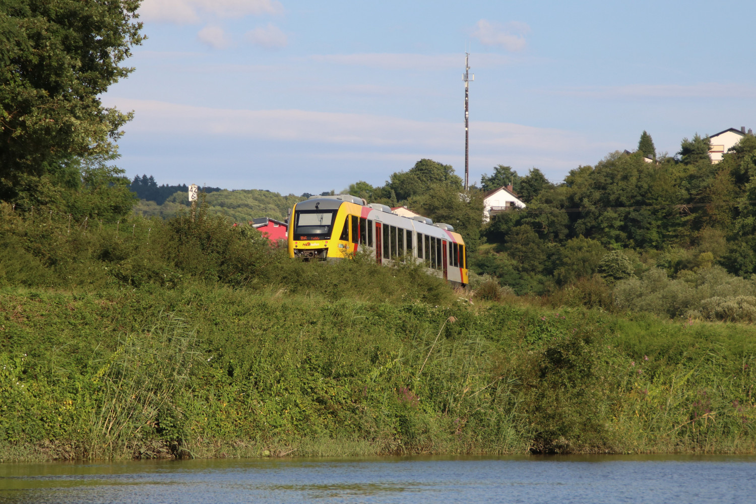 Ein LINT der HLB kurz vor Villmar auf der Lahnalbahn, aufgenommen am 30.07.2017.