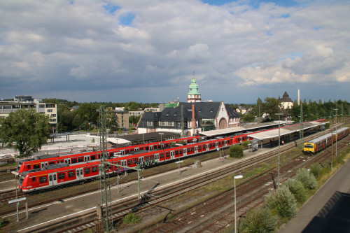 S-Bahnen der Baureihe 423 stehen im Bahnhof Bad Homburg, aufgenommen am 26.07.2017.