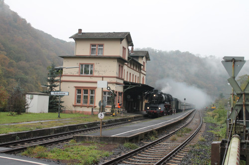 Am nebligen Morgen des 25.10.2014 fahren die Eisenbahnfreunde Treysa mit 03 1010 durch Balduinstein auf der Lahntalbahn.