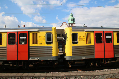 609 012 und 609 008 im Bahnhof Bad Homburg, aufgenommen am 26.07.2017.