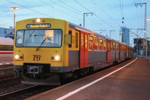 Drei VT2E der HLB stehen im Bahnhof Frankfurt-Süd, aufgenommen am 26.07.2017.