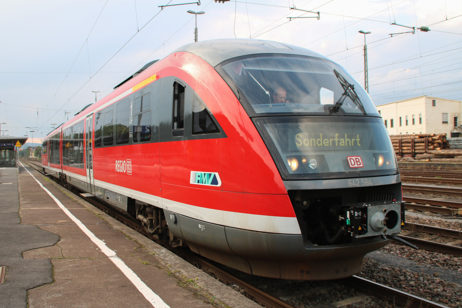 642 064 steht im Bahnhof Neuwied auf der rechten Rheinstrecke, aufgenommen am 02.09.2017.