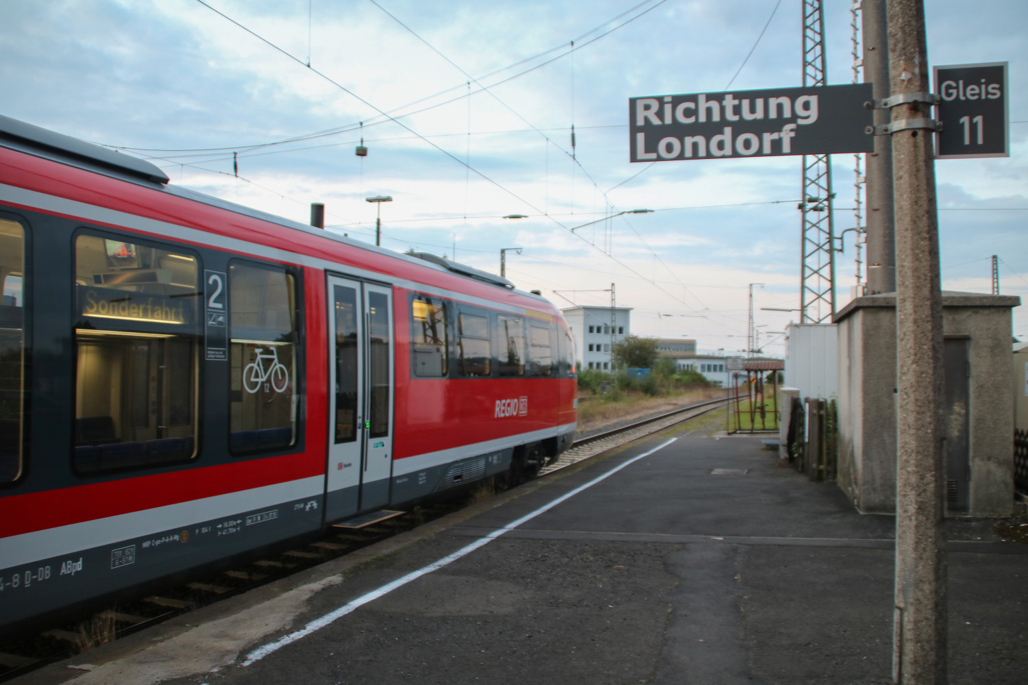 642 064 steht auf Gleis 11 im Bahnhof Lollar, aufgenommen am 02.09.2017.