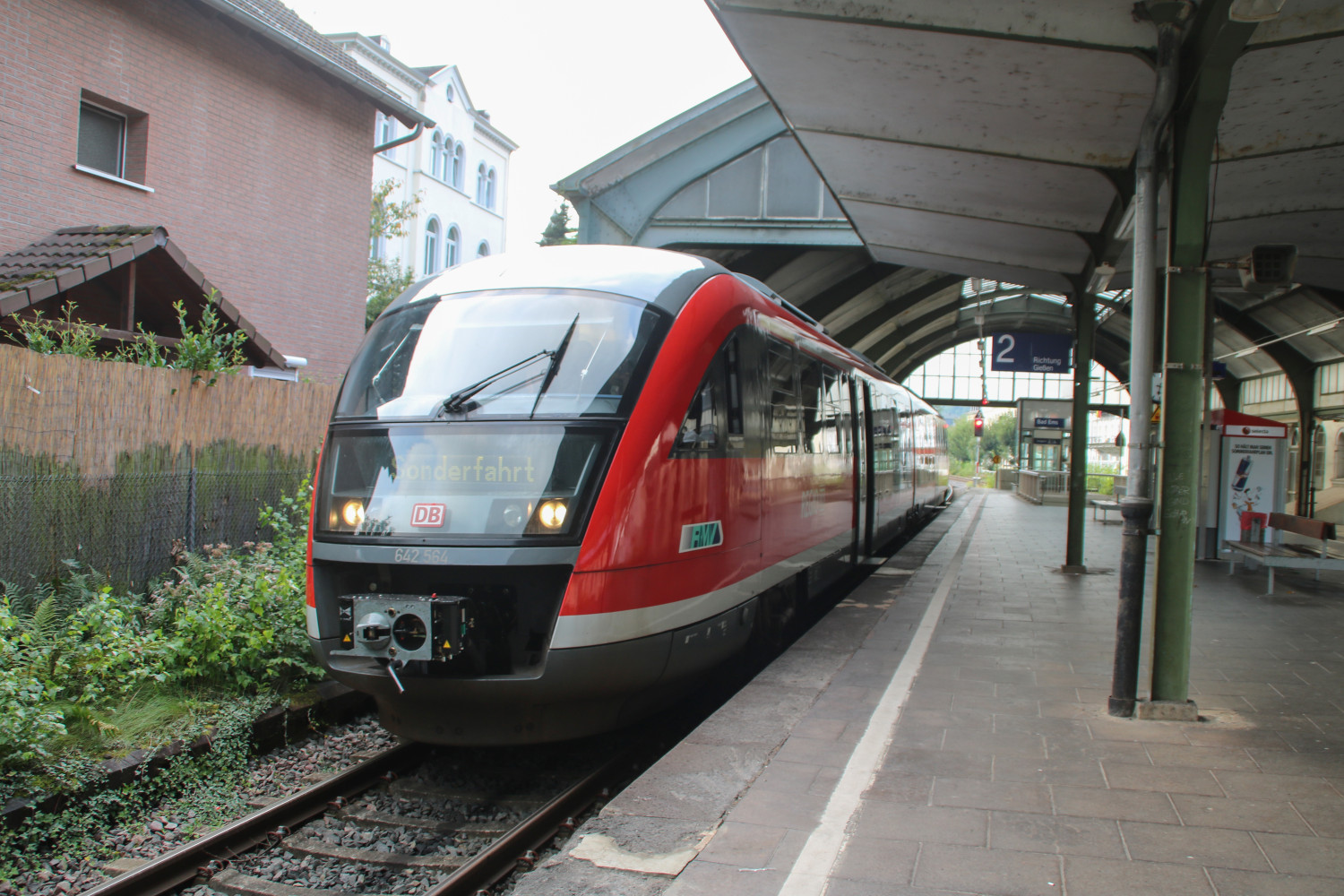 642 064 hält im Bahnhof Bad Ems auf der Lahntalbahn, aufgenommen am 02.09.2017.