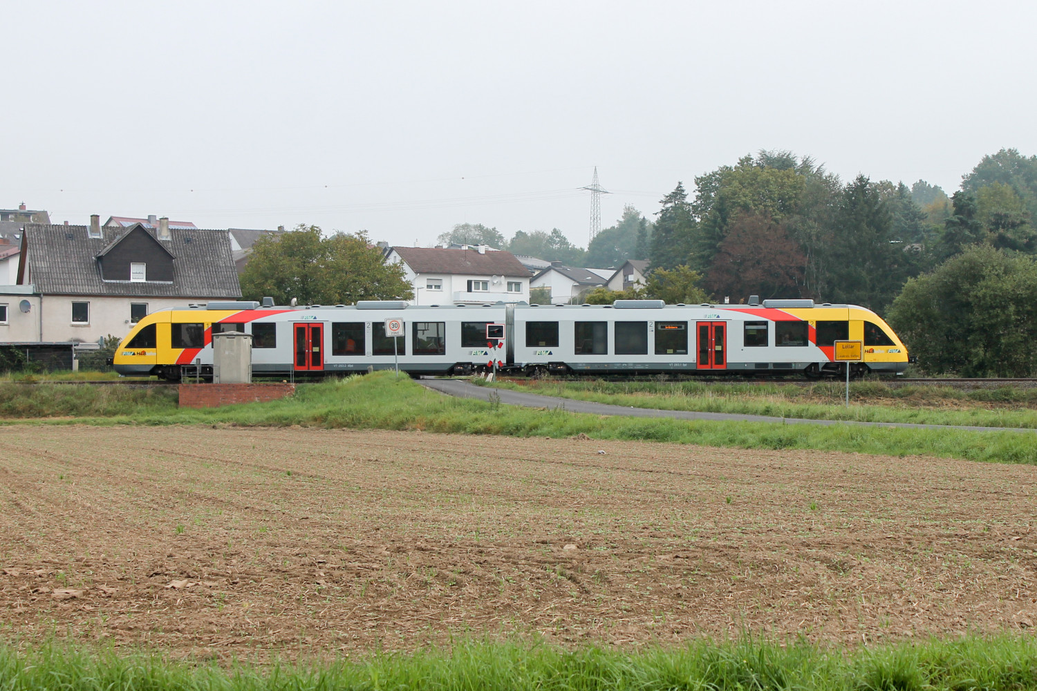 648 023 überquert einen Bahnübergang bei Lollar auf der Lumdatalbahn, aufgenommen am 07.09.2014.