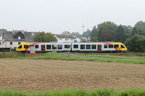 648 023 überquert einen Bahnübergang bei Lollar auf der Lumdatalbahn, aufgenommen am 07.09.2014.