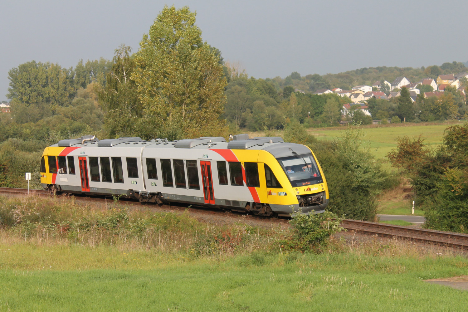 648 023 im Feld vor Daubringen auf der Lumdatalbahn, aufgenommen am 07.09.2014.