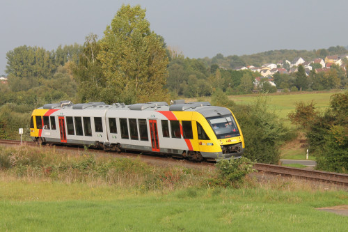 648 023 im Feld vor Daubringen auf der Lumdatalbahn, aufgenommen am 07.09.2014.