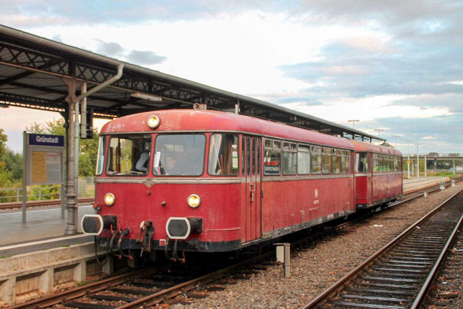 996 677 und 798 829 stehen im Bahnhof Grünstadt auf der Pfälzischen Nordbahn, aufgenommen am 19.09.2015.