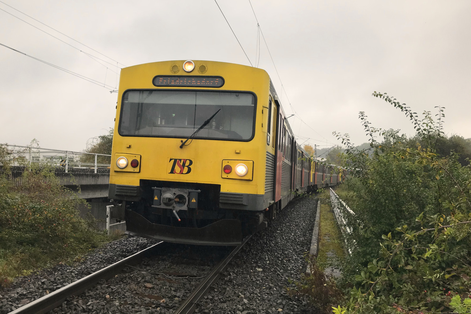 Aus Richtung Friedberg fahren drei VT2E der HLB in den Bahnhof Friedrichsdorf ein, aufgenommen 02.10.2017.
