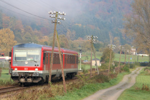 628 526 mit Telegraphenmasten bei Wolfgruben auf der oberen Lahntalbahn, aufgenommen am 17.10.2017.