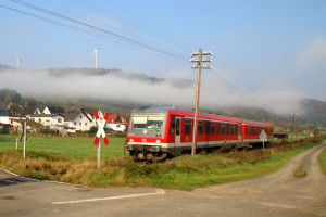 628 526 im Feld bei Wolfgruben auf der oberen Lahntalbahn, aufgenommen am 17.10.2017.