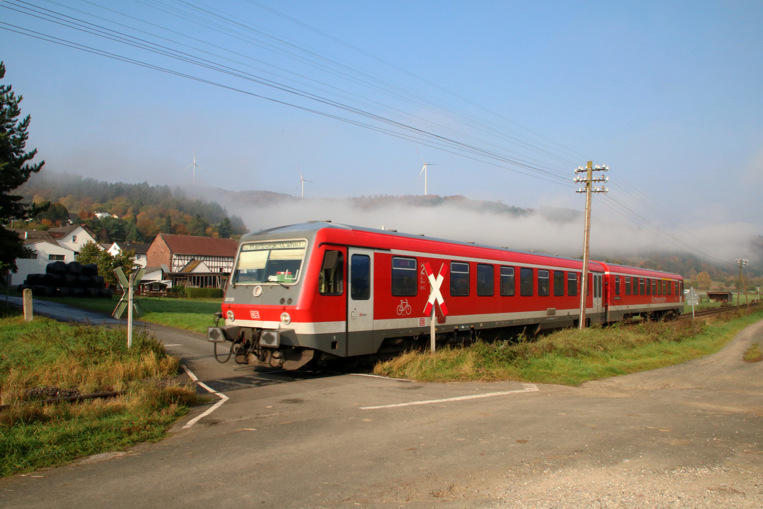 628 526 überquert einen Bahnübergang bei Wolfgruben auf der oberen Lahntalbahn, aufgenommen am 17.10.2017.