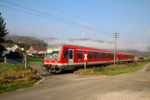 628 526 überquert einen Bahnübergang bei Wolfgruben auf der oberen Lahntalbahn, aufgenommen am 17.10.2017.