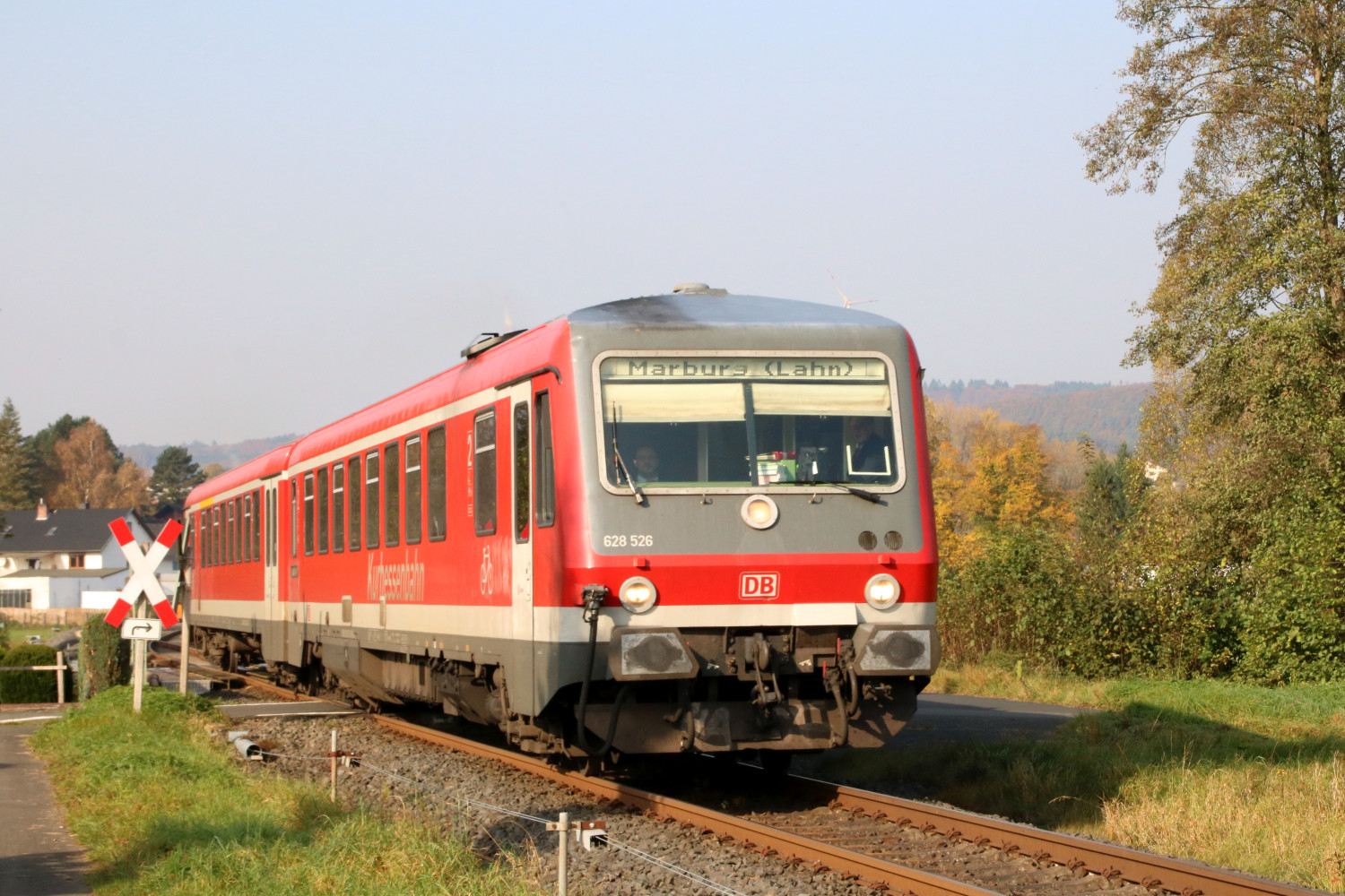628 526 im Feld bei Friedensdorf auf der oberen Lahntalbahn, aufgenommen am 17.10.2017.