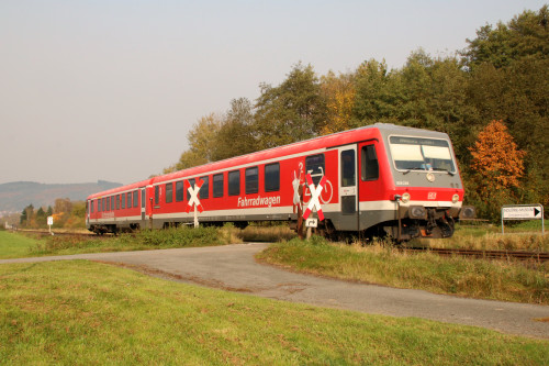 628 228 überquert einen Bahnübergang bei der Amalienhütte auf der oberen Lahntalbahn, aufgenommen am 17.10.2017.