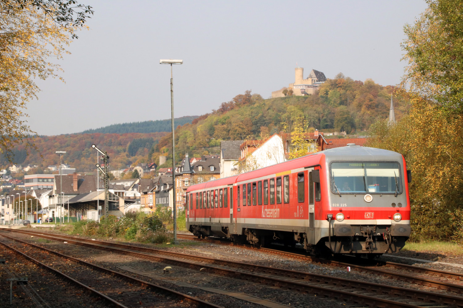 628 225 verlässt den Bahnhof Biedenkopf auf der oberen Lahntalbahn, aufgenommen am 17.10.2017.