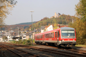 628 225 verlässt den Bahnhof Biedenkopf auf der oberen Lahntalbahn, aufgenommen am 17.10.2017.