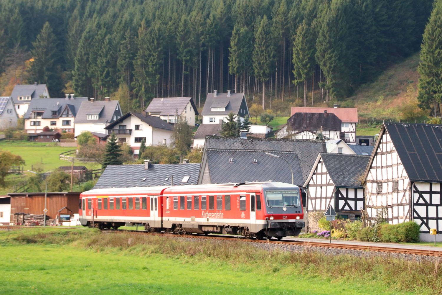 628 526 durchquert Bermershausen auf der oberen Lahntalbahn, aufgenommen am 17.10.2017.