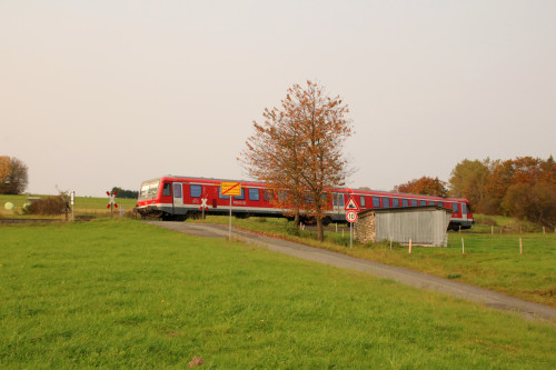 628 622 bei Oberndorf auf der oberen Lahntalbahn, aufgenommen am 17.10.2017.