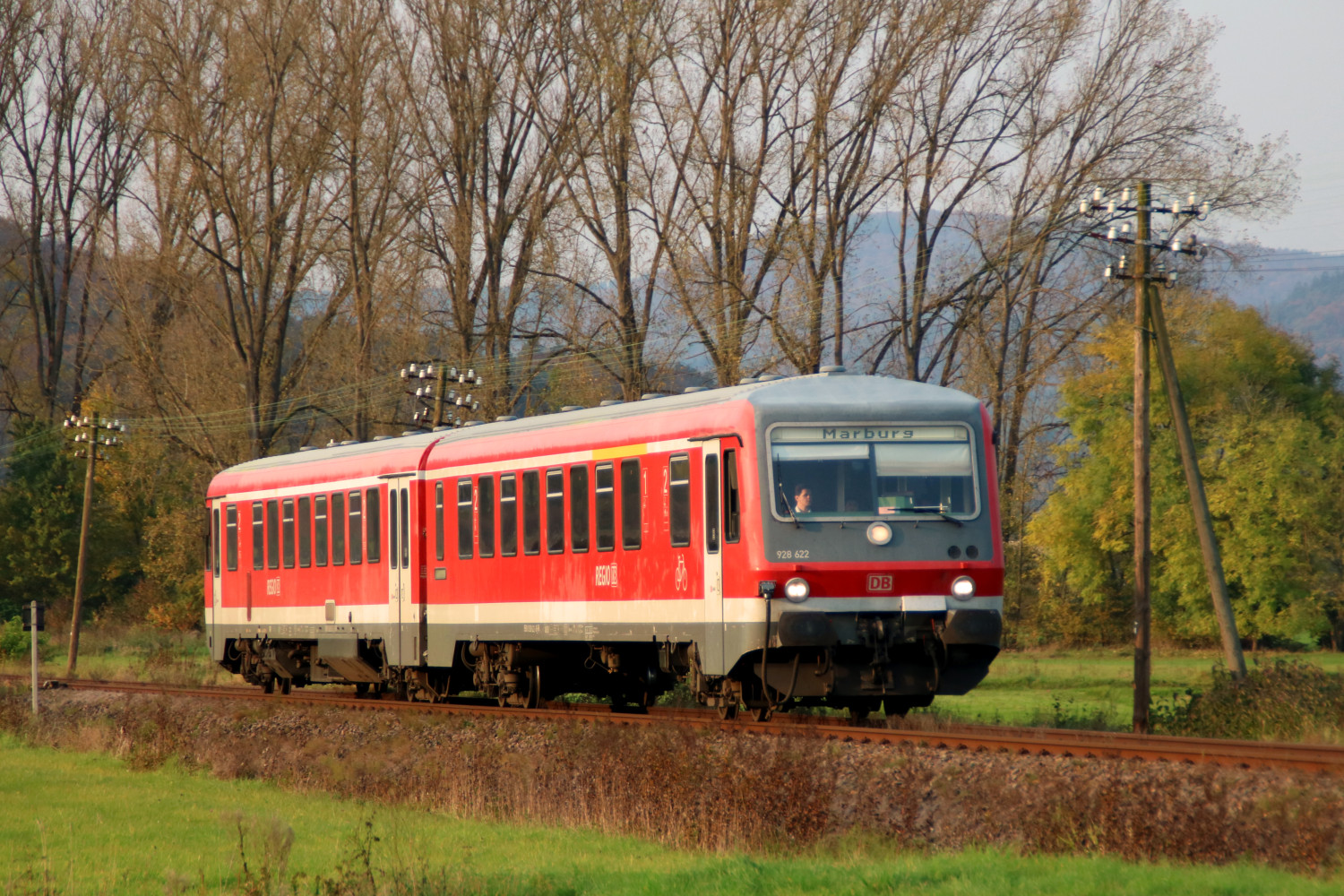 628 622 an den Telegraphenmasten bei Wolfgruben auf der oberen Lahntalbahn, aufgenommen am 17.10.2017.