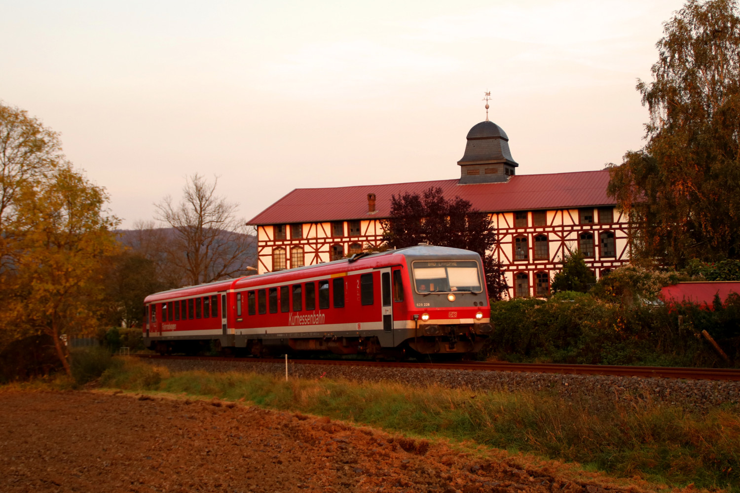 628 228 an der Carlshütte auf der oberen Lahntalbahn, aufgenommen am 17.10.2017.