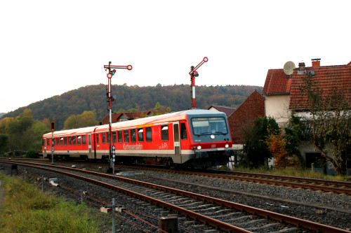 628 235 fährt in den durchgeschalteten Bahnhof Buchenau auf der oberen Lahntalbahn ein, aufgenommen am 17.10.2017.