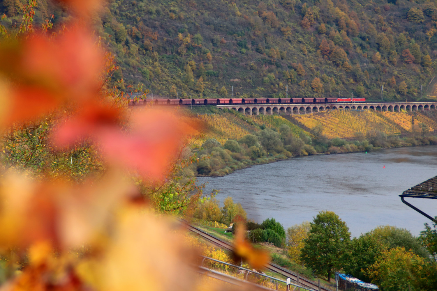 Zwei 189 der DB überqueren mit einem schweren Güterzug das Pündericher Hangviadukt auf der Moselstrecke, aufgenommen am 25.10.2017.